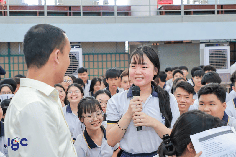 Học sinh THPT trường Trịnh Hoài Đức thảo luận học tập tích cực.