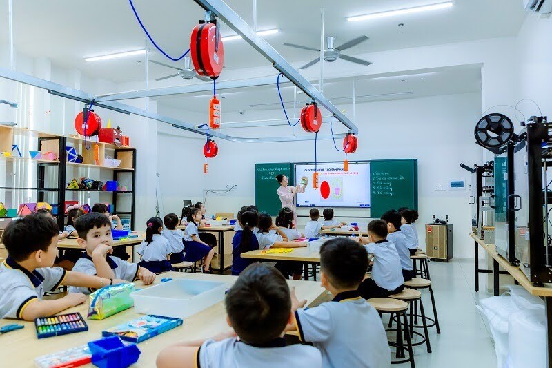 Học sinh tham gia thuyết trình và báo cáo dự án khoa học kỹ thuật.