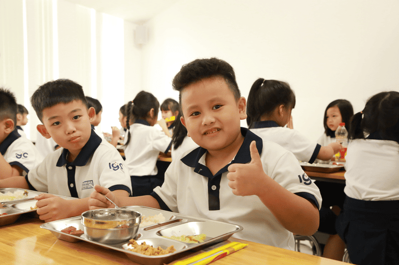 Giờ ăn trưa được thiết kế khoa học giúp con nạp đầy năng lượng và rèn nề nếp sinh hoạt văn minh. Không gian nhà ăn bán trú sạch sẽ hiện đại tại Trảng Bom