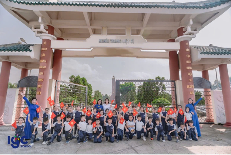 Trải nghiệm thực tế giúp bồi đắp kiến thức lịch sử và kỹ năng sống cho học sinh. Học sinh tham gia chuyến dã ngoại học tập thực tế trong hoạt động ngoại khóa trường Trịnh Hoài Đức Trảng Bom.