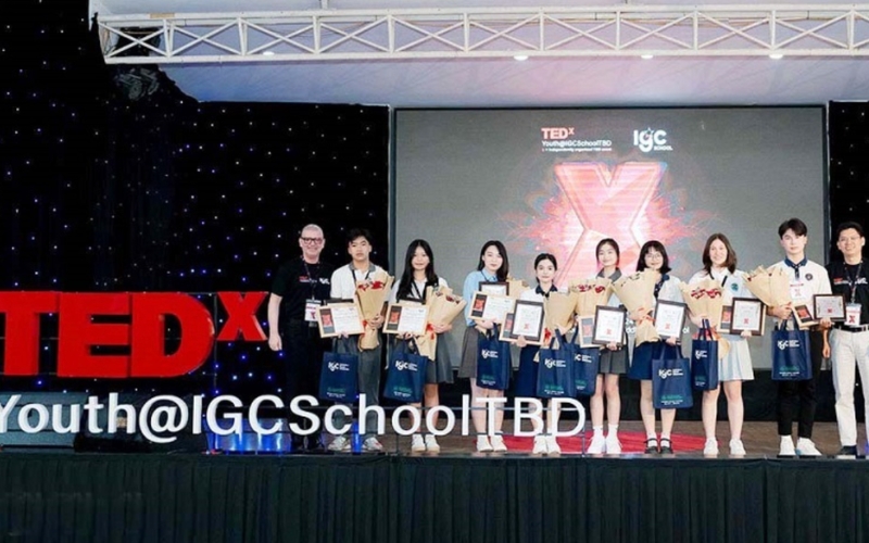 Học sinh rèn luyện kỹ năng thuyết trình khi học tiếng Anh với giáo viên nước ngoài tại Trảng Bom.