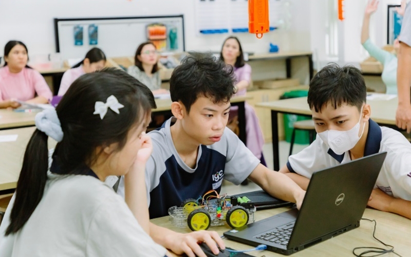 Những sản phẩm thực tế là thành quả của quá trình nghiên cứu và sáng tạo kỹ thuật không ngừng. Sản phẩm robot và mô hình sáng tạo kỹ thuật của học sinh trường Trịnh Hoài Đức.
